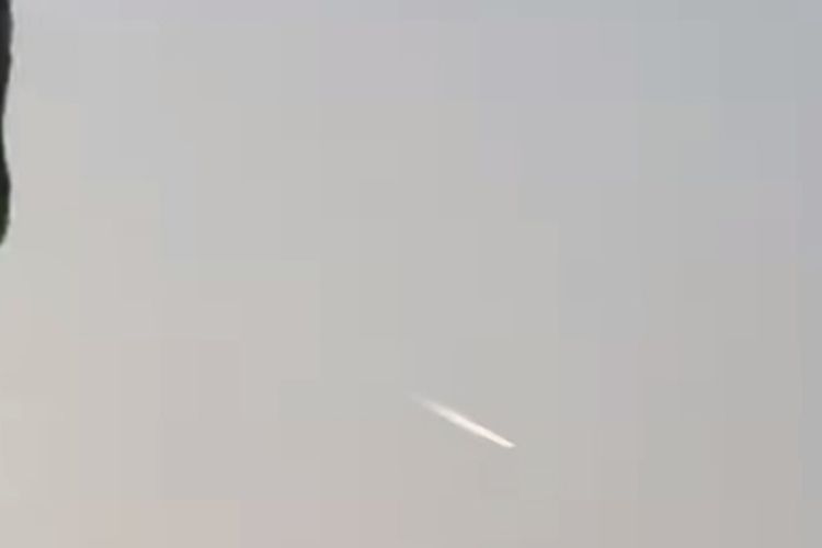 Contrail atau jejak gas buang pesawat saat melintasi langit Bandung, Rabu (27/9/2023) sore.