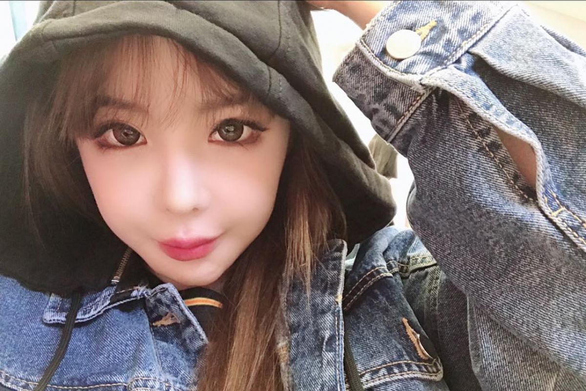 Park Bom Eks 2NE1 berpose dalam akun Instagram-nya.