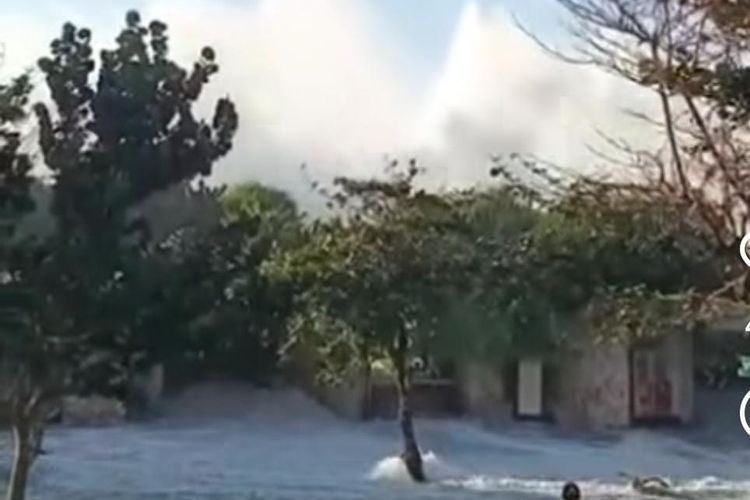 Air laut naik hingga ke batas pintu masuk Waterblow Bali di Nusa Dua, Kabupaten Badung, Rabu (6/8/2025). 