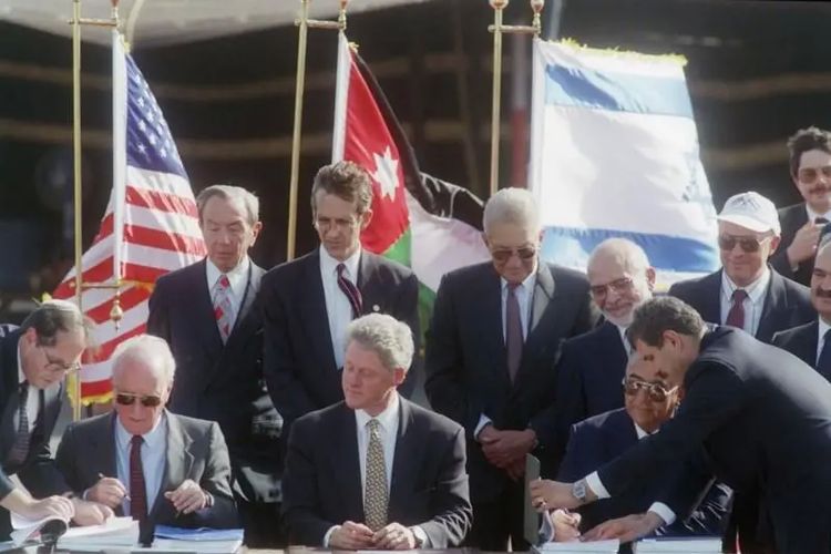 Presiden AS Bill Clinton menjembatani perjanjian damai antara Israel dan Yordania pada 1994.