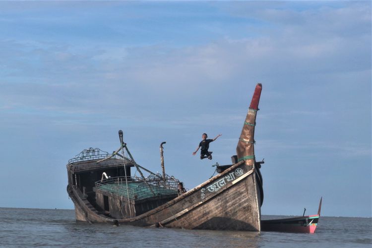 Bocah dari Desa Kuala Besar saat melompat dari kapal pengungsi Rohingya di perairan Desa Karang Gading, Deli Serdang,Rabu (17/1/2024)