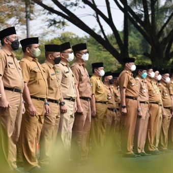 Para aparatur sipil negara (ASN) Pemerintah Kabupaten Bandung saat melaksanakan upacara di Lapangan Upakarti, Soreang, Kabupaten Bandung, Jawa Barat, beberapa waktu lalu