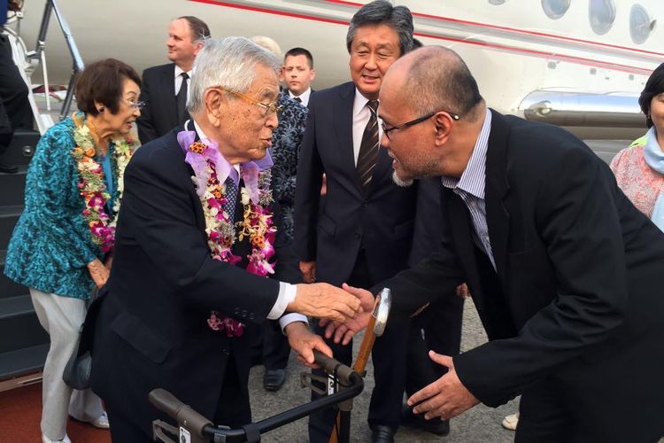 Shoichiro Toyoda disambut oleh Presiden Direktur Toyota Motor Manufacturing Indonesia (TMMIN), Warih Andang Tjahjono pada 2018.