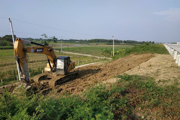 Perbaikan tanah longsor di pinggir Jalan Tol Pejagan-Pemalang Km 288 jalur A, Kabupaten Tegal, Jawa Tengah.