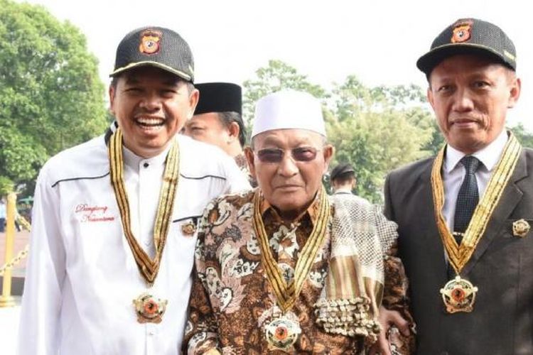 Kepolisian Daerah Jawa Barat menganugerahkan penghargaan honorary police kepada Bupati Purwakarta Dedi Mulyadi, Jumat (17/2/2017) 