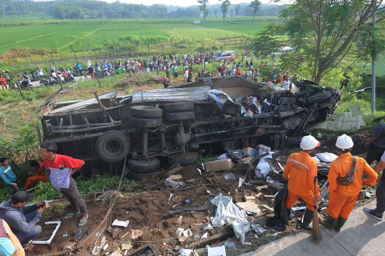 Warga melihat kondisi truk yang mengalami kecelakaan di Jalan Tol Semarang-Solo KM 487, Boyolali, Jawa Tengah, Jumat (14/4/2023). Berdasarkan data sementara Polda Jawa Tengah, kecelakaan yang melibatkan delapan kendaraan tersebut mengakibatkan enam orang meninggal dunia.