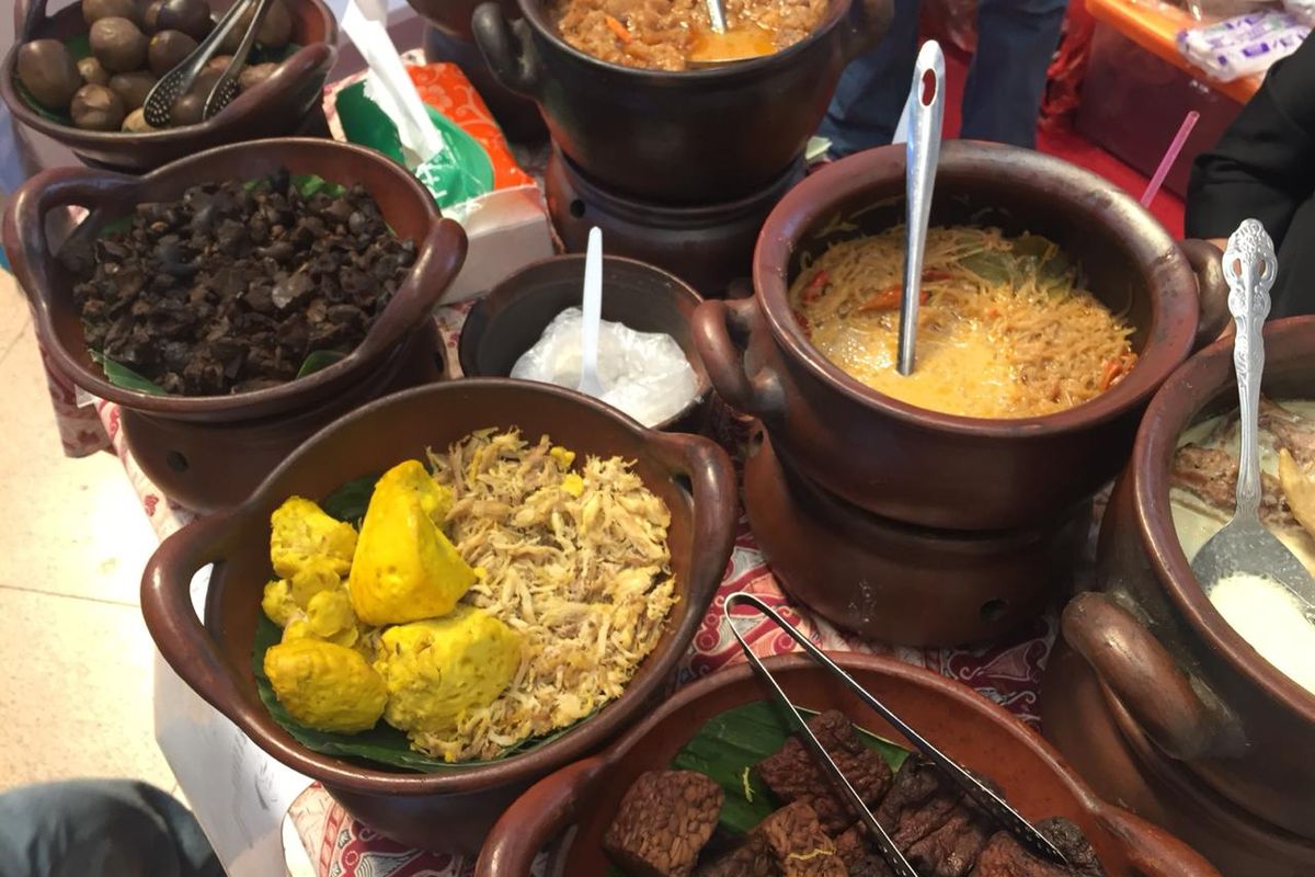 Stan makanan gudeg yogyakarta di Javanese Food Festival Mal Mangga Dua. 