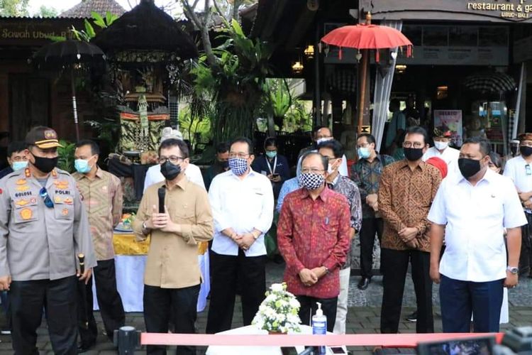 Gubernur Bali Wayan Koster saat menerima kunjungan kerja Menteri Pariwisata dan Ekonomi Kreatif Wishnutama Kusubandio di Ubud, Gianyar, Rabu (17/6/2020).