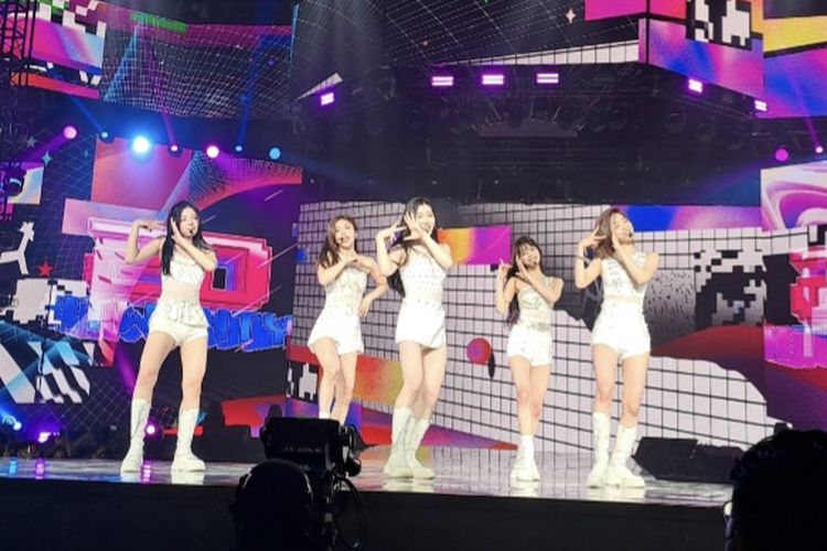 Girl group K-pop ITZY menggelar konser tunggal di Tennis Indoor Senayan, Jakarta, Sabtu (4/2/2023).