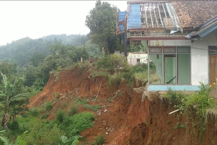 Rumah rusak terdampak bencana gerakan tanah di Dusun Ciherang, Desa Cijangkar, Kecamatan Nyalindung, Sukabumi, Jawa Barat, Minggu (23/1/2022).