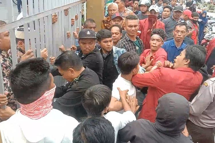 Kericuhan terjadi saat aksi unjuk rasa yang dilakukan puluhan mahasiswa di depan kampus Universitas Muhamadiyah Buton (UMB), Kota Baubau, Sulawesi Tenggara, Kamis siang (22/6/2023).