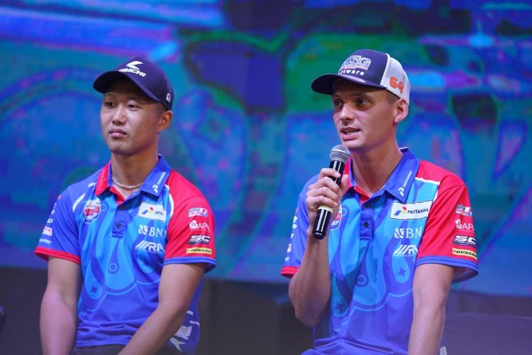 Dua pebalap Pertamina Mandalika SAG Racing Team, Bo Bendsneyder dan Taiga Hada, saat menghadiri acara meet and greet di Senayan menjelang MotoGP Mandalika 2023, Minggu (8/10/2023).