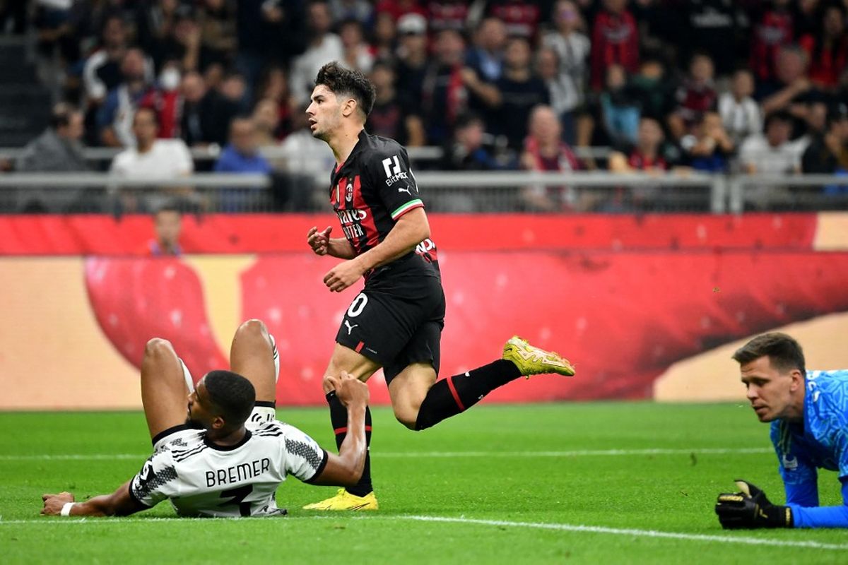 Gelandang AC Milan Brahim Diaz (tengah) melakukan selebrasi usai mencetak gol ke gawang Juventus pada laga pekan kesembilan Liga Italia 2022-2023 di Stadion San Siro, Milan, Sabtu (8/10/2022) malam WIB. Duel AC Milan vs Juventus berakhir dengan skor 2-0. Brahim Diaz diprediksi akan turun sebagai starter dalam laga pekan ke-11 Serie A antara Milan vs Monza, Sabtu (22/10/2022).