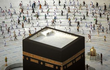Umat Muslim mengitari Kabah saat melakukan tawaf ibadah haji dengan penerapan protokol kesehatan di Masjidil Haram, Kota Mekah, Arab Saudi, Minggu (2/8/2020). Pelaksanaan haji yang istimewa tahun ini di tengah pandemi Covid-19 hanya diikuti sekitar 1.000 jemaah, dengan protokol kesehatan yang ketat.