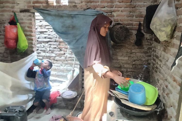 Rusmini (45), warga RT 03, RW 01 Kelurahan Pasarbatang, Kabupaten Brebes, Jawa Tengah tinggal bersama tiga anak dan dua keponakannya di sebuah rumah petak tidak layak huni (RTLH) tanpa listrik dan air bersih, Kamis (14/9/2023).