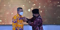 Dinilai Peduli Kesejahteraan Keluarga di Riau, Gubernur Syamsuar Terima Penghargaan MKK dari BKKBN