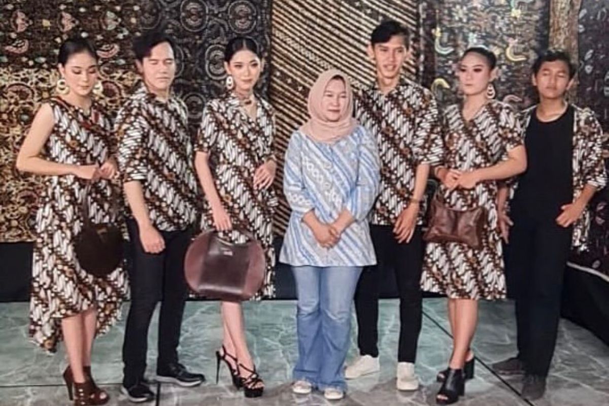 Pemilik usaha Batik Maos Rajamas, Euis Rohaini (tengah).