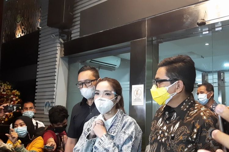 Gisella Anastasia akhirnya keluar dari Ditreskrimsus Polda Metro Jaya setelah menjalani pemeriksaan selama 10 jam sebagai tersangka kasus video syurnya dengan Michael Yukinobu de Fretes.