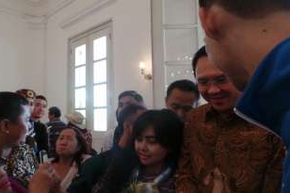 Gubernur DKI Jakarta Basuki Tjahaja Purnama atau Ahok saat dikerubuti warga saat wisata Balai Kota, Sabtu (7/5/2016). 
