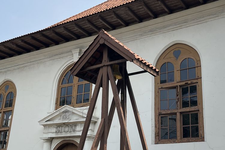 Lonceng asli sejak zaman VOC di Gereja Sion, gereja tertua di Indonesia, Jakarta Barat, Minggu (24/12/2023).