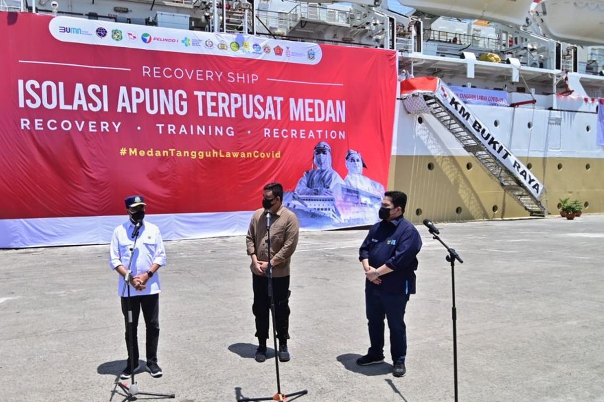 Menteri Badan Usaha Milik Negara (BUMN) Erick Thohir bersama Menteri Perhubungan (Menhub) Budi Karya Sumadi meninjau pelayanan isolasi terpusat (isoter) terapung KM Bukit Raya, di Pelabuhan Belawan Medan, Sabtu (21/8/2021).