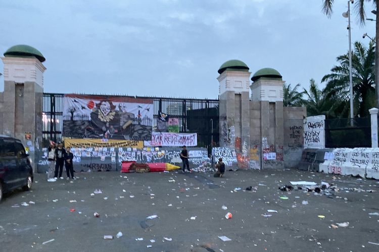Sisa Sampah Aksi Hari Buruh di Depan Gedung DPR Mulai Dibersihkan