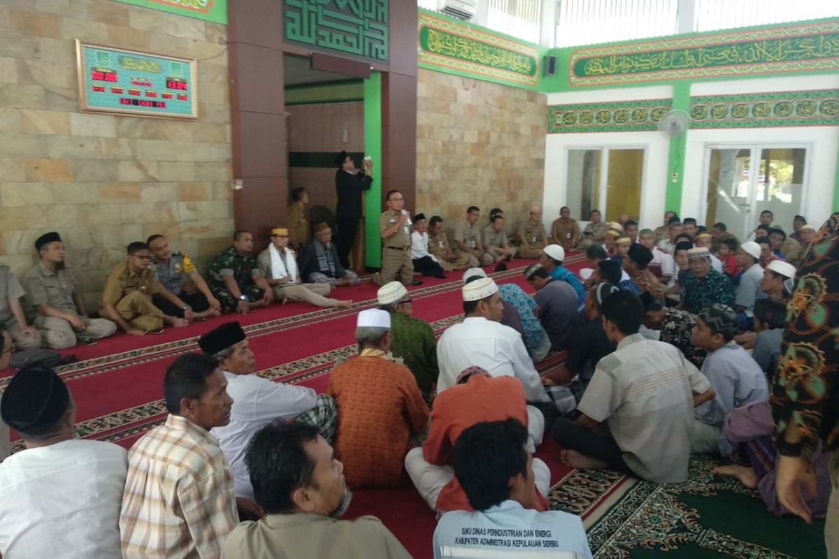 Warga Pulau Sebira menyampaikan keluhannya ke Wakil Gubernur DKI Jakarta Sandiaga Uno, Senin (30/7/2018).