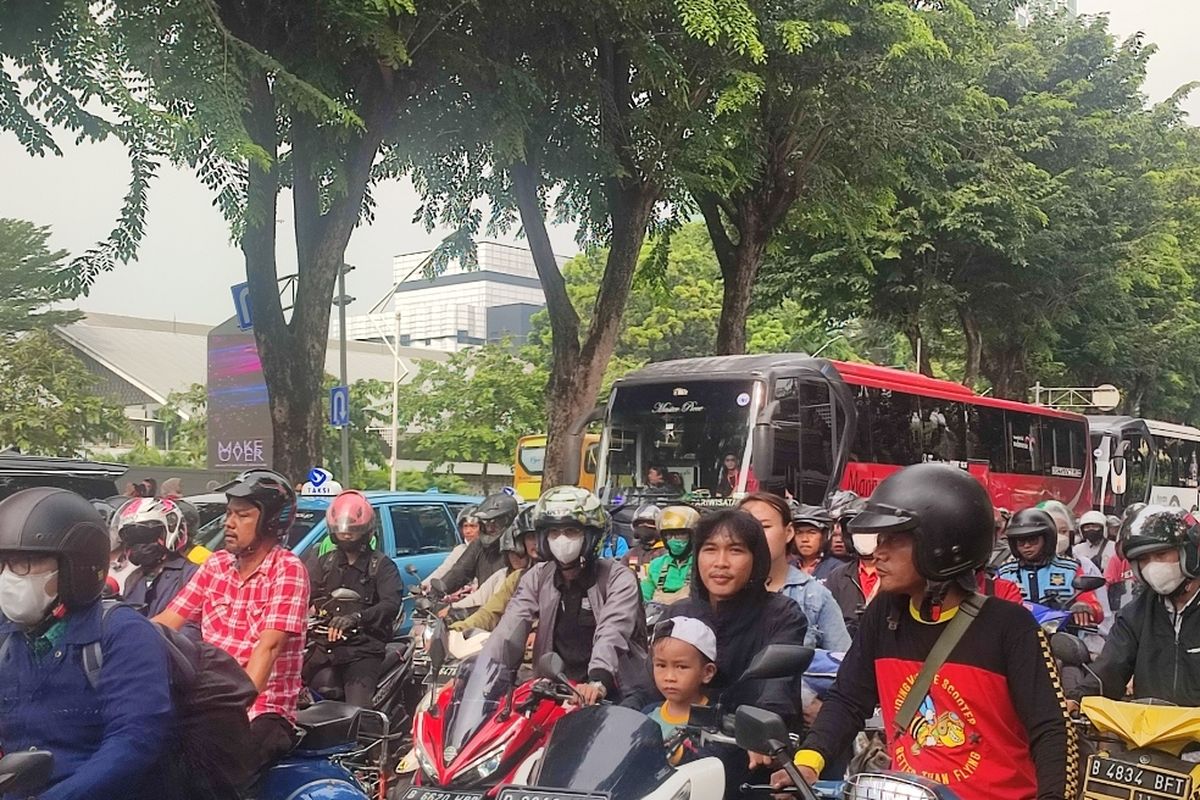 Pelanggaran terjadi saat momen kemeriahan arak-arakan Timnas di depan Gedung Kementerian Pemuda dan Olahraga (Kemenpora), Jalan Gerbang Pemuda, Tanah Abang, Jakarta Pusat, Jumat (19/5/2023) pagi. 