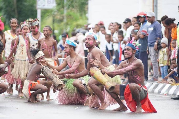 Apen Bayeren, sebuah atraksi jalan di atas bara batu. Merupakan salah satu tarian khas Biak Numfor yang lekat dengan unsur budaya juga unsur magis. 