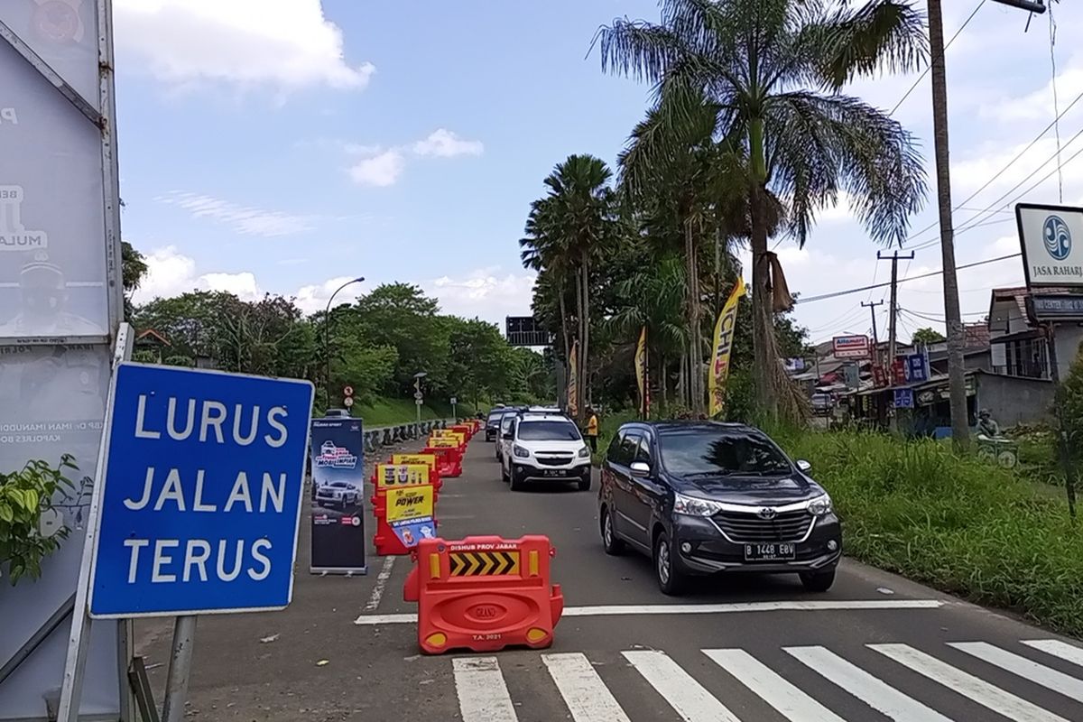 Situasi arus lalu lintas di jalur Puncak Bogor, Jawa Barat, Selasa (3/5/2022).