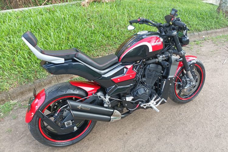 Bosan dengan tampilan standar Kawasaki Ninja 250 tahun 2017 miliknya, membuat Hendra memutuskan untuk memodifikasinya.