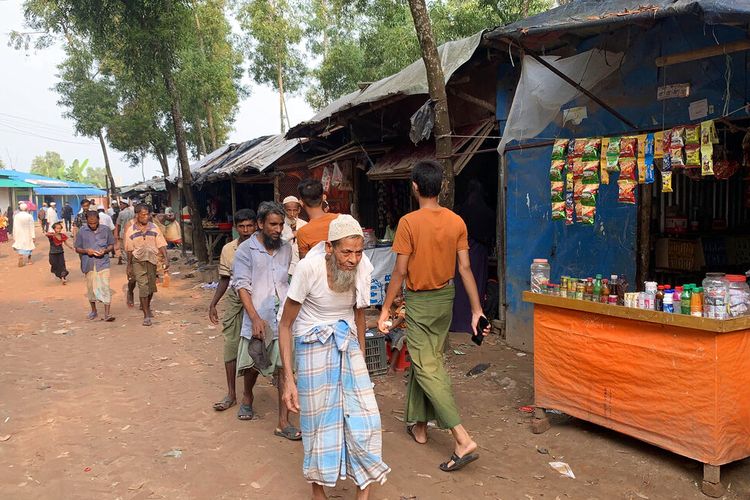 Pengungsi Rohingya berjalan di kamp pengungsi Rohingya Kutupalong di Ukhiya di distrik Cox's Bazar, Bangladesh, Minggu (10/10/2021). PBB dan pemerintah Bangladesh telah menandatangani kesepakatan untuk bekerja sama membantu pengungsi Rohingya di sebuah pulau di Teluk Benggala di mana ribuan orang telah dipindahkan dari kamp-kamp yang penuh sesak di dekat perbatasan Myanmar. 