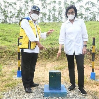 Menteri Keuangan Sri Mulyani bersama Menteri PUPR Basuki Hadimuljono saat berada di Titik Nol IKN Nusantara pada 6 Januari 2022 lalu.