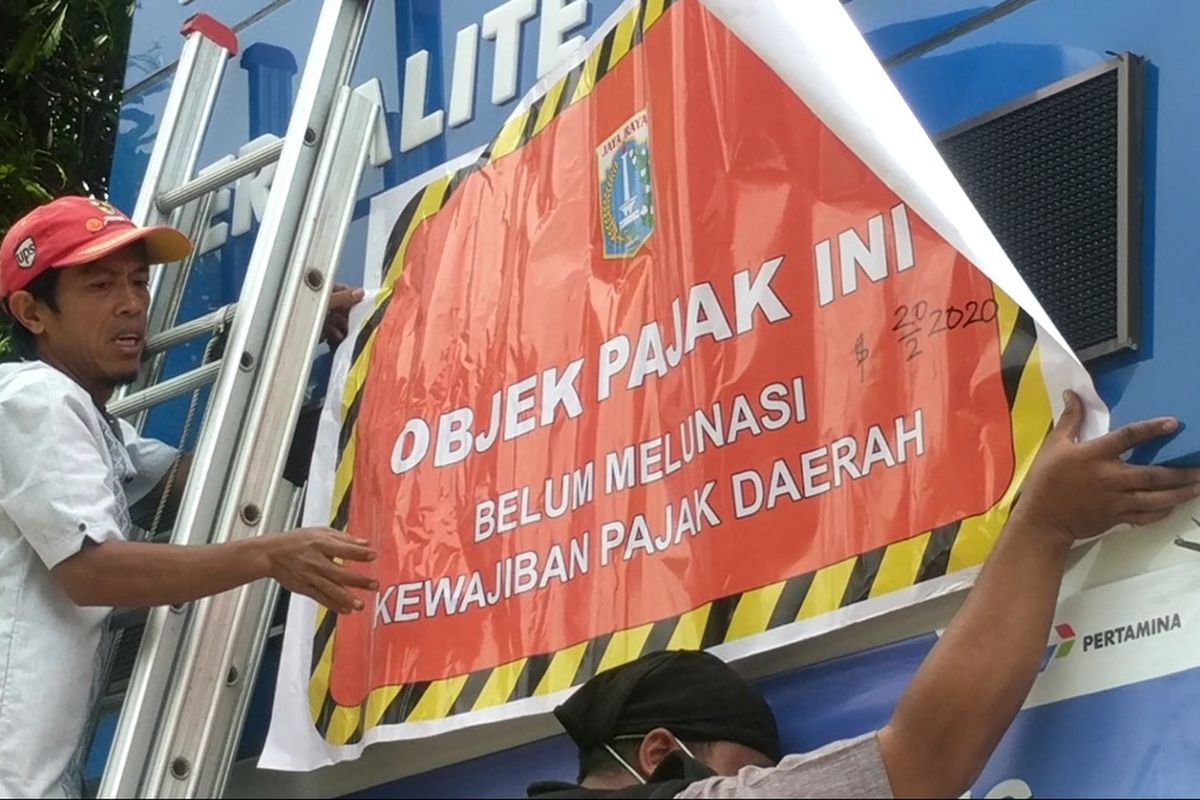 Penyegelan reklame SPBU milik Pertamina di Jalan Yos Sudarso, Tanjung Priok, Jakarta Utara, Kamis (20/2/2020)