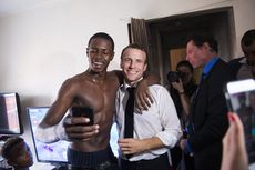 Berpose dengan 2 Pemuda, Foto Macron Jadi Kontroversi