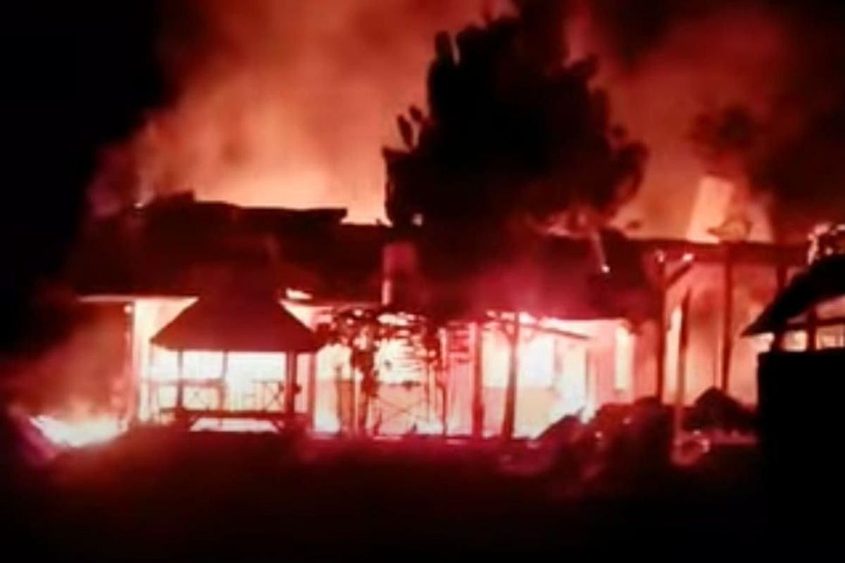 Tampak bangunan Kantor Inspektorat Kabupaten Bima ludes terbakar, Kamis (7/8/2025).