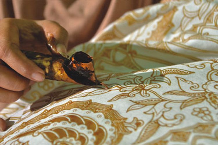 Hari batik ditetapkan setiap titik-titik setelah unesco menetapkan batik sebagai warisan kemanusiaan