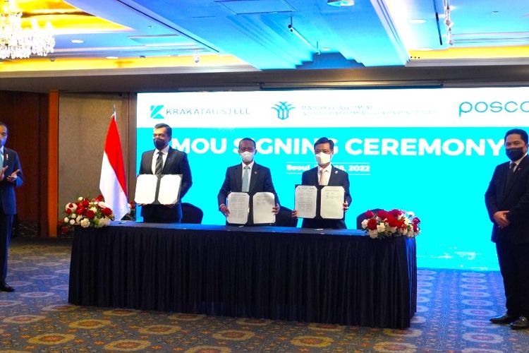 Menteri Investasi Bahlil Lahadalia bersama dengan Dirut PT Krakatau Steel dan CEO Posco menandatangani kerja sama pengembangan baja untuk kendaraan listrik di Seoul, Korea Selatan, Kamis (28/7/2022).