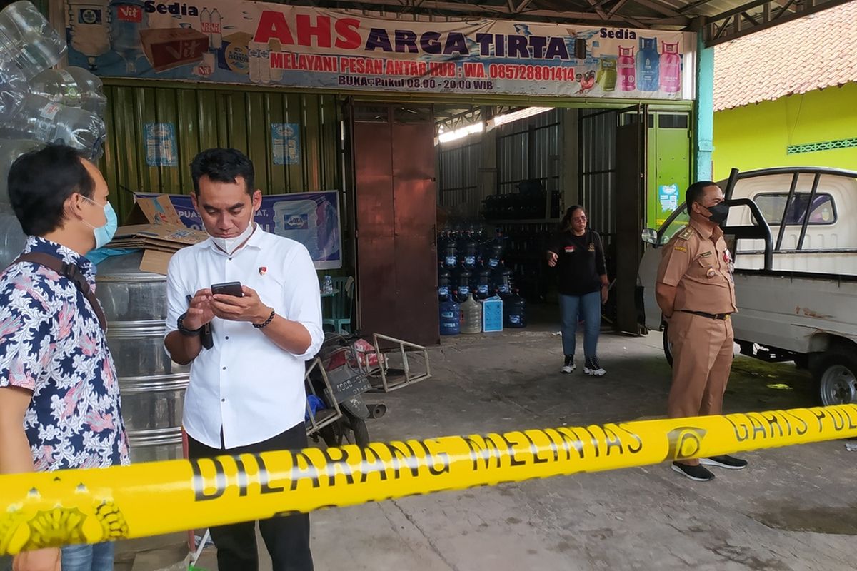 Sesosok warga dicor di sebuah tempat usaha isi ulang galon di Tembalang, Kota Semarang