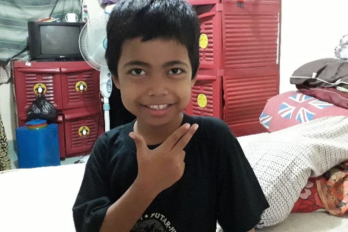 Alvin (8) bocah yang viral dengan kisah perjalanan ke sekolah seorang diri dari Stasiun Parung, Bogor, ke Tanah Abang Jakarta Pusat saat ditemui di kediamannya di Rusun Benhil 2, Jakarta Pusat, Senin (23/4/2018).