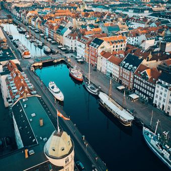 Ilustrasi pemandangan kota Kopenhagen, Denmark. 