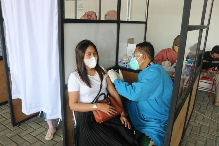 Vaksinasi Covid-19 bagi pelanggan KA jarak jauh di Stasiun Purwokerto, Jawa Tengah.
