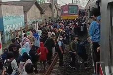 KRL Tabrakan dengan Mobil, Penumpang Berkerumun di Tengah Rel Tunggu Giliran Evakuasi