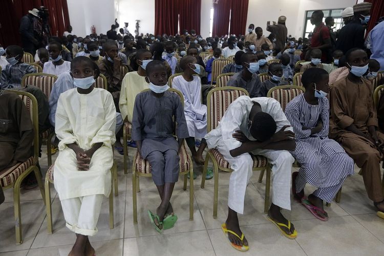 Anak-anak sekolah yang dibebaskan dipertemukan dengan Presiden Nigeria Muhammadu Buhari, pada Jumat 18 Desember 2020 di Katsina, Nigeria. Lebih dari 300 anak sekolah yang diculik minggu lalu dalam serangan di sekolah mereka di barat laut Nigeria telah tiba di ibu kota negara bagian Katsina untuk merayakan pembebasan mereka.