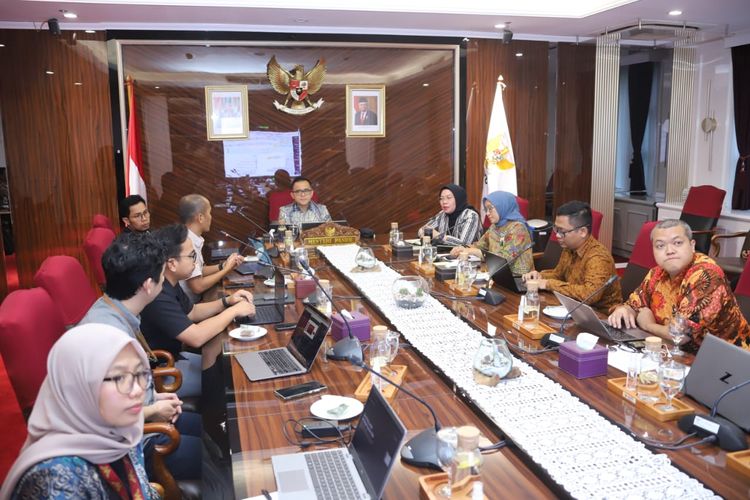 Menteri Pendayagunaan Aparatur Negara dan Reformasi Birokrasi (Menpan-RB) Abdullah Azwar Anas memimpin rapat bersama tim INA Digital di Kantor Kementerian Pendayagunaan Aparatur Negara dan Reformasi Birokrasi (Kemenpan-RB) di Jakarta, Jumat (21/6/2024).