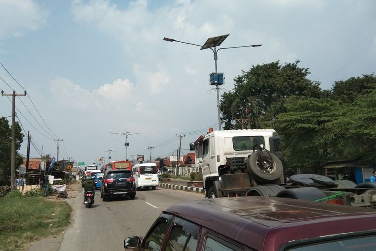 Lalu lintas di Jalan Raya Klari, Jalur Arteri Karawang, Jawa Barat, Sabtu (7/5/2022) siang pukul 13.55 WIB.