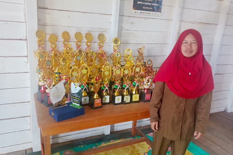 Plt Kepala Sekolah SMP Negeri 4 Kapuas Tengah, Rabiyati menunjukkan bukti prestasi murid-muridnya, terutama di bidang kesenian.