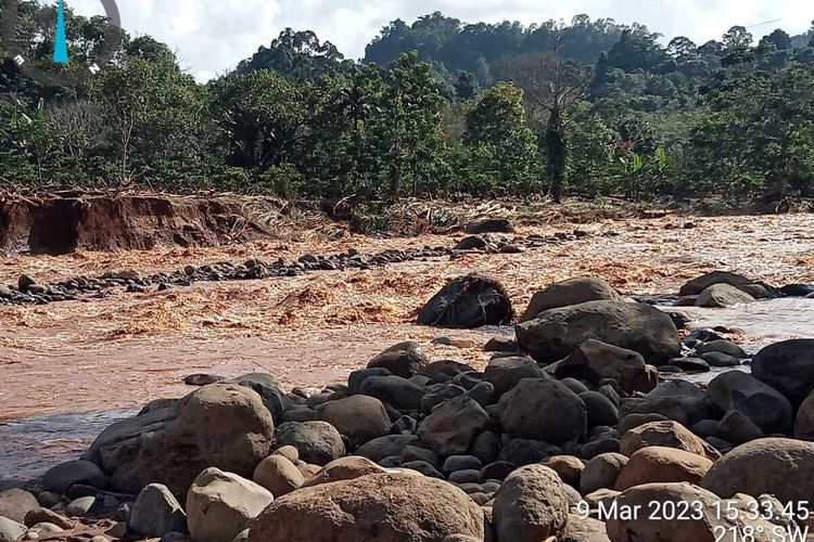 Banjir bandang yang berlangsung di Kabupaten Ogan Komering Ulu (OKU) Selatan, Sumatera Selatan.