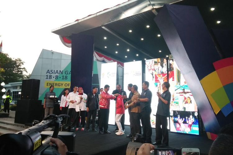 Menteri Pemuda dan Olahraga Imam Nahrawi menyambut kedatangan Defia Rosmaniar, atlet taekwondo peraih emas pertama Indonesia, di kantor Kementerian Pemuda dan Olahraga, Senin (20/08/2018).
