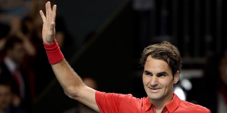 Petenis Swiss Roger Federer melambaikan tangan kepada para penonton setelah mengalahkan Mikhail Kukushkin dari Kazakhstan pada partai kedua perempat final Davis Cup, Jumat (4/4/2014). Federer menang 6-4, 6-4, 6-2.
